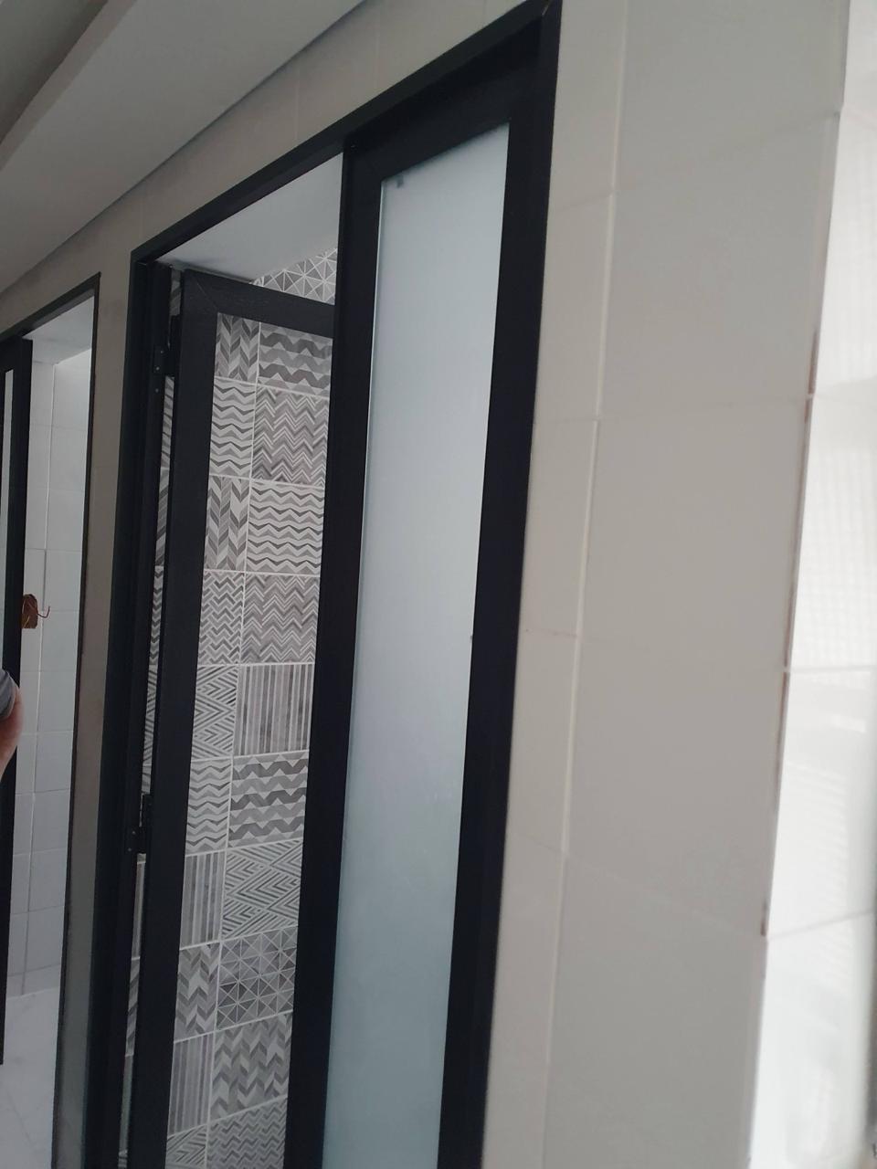 Portas de alumínio com vidro jateado