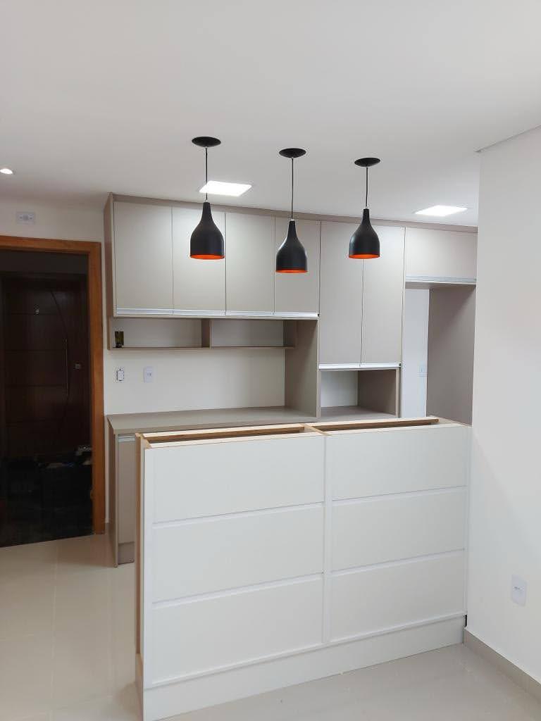 Cozinha planejada com iluminação pendente